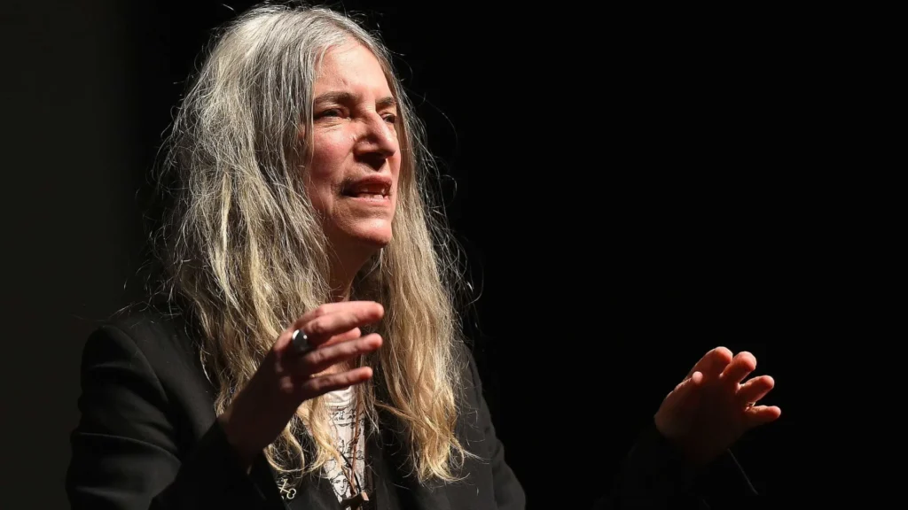 Patti Smith vai a hospital e não tem previsão para voltar aos Estados Unidos