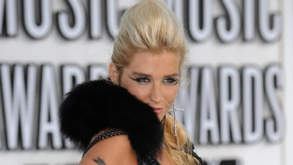 Kesha fala de noivado discreto e revela motivo de separação
