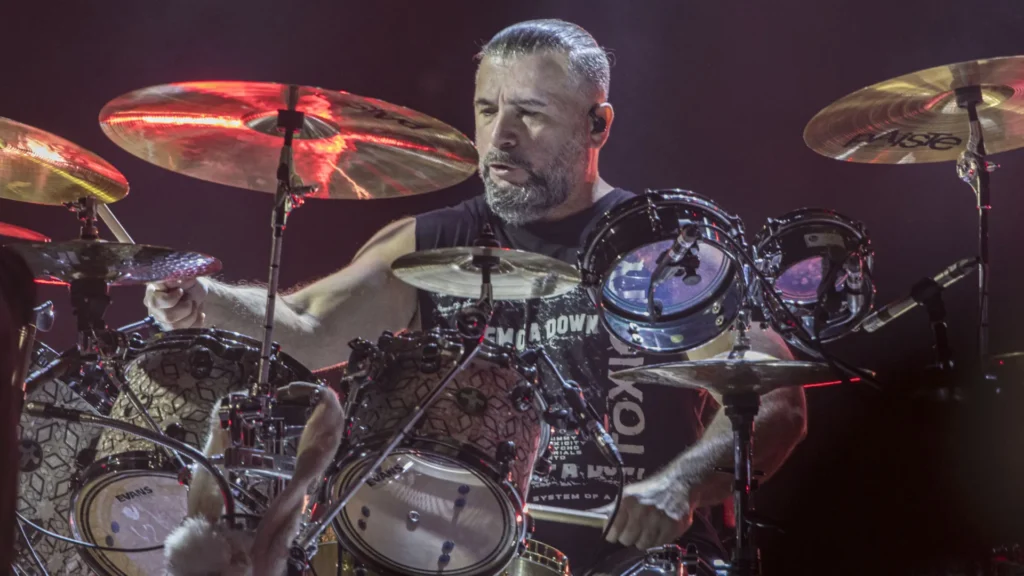 Em momento inusitado no Rio, baterista do System Of A Down ajuda idosas a descer de táxi