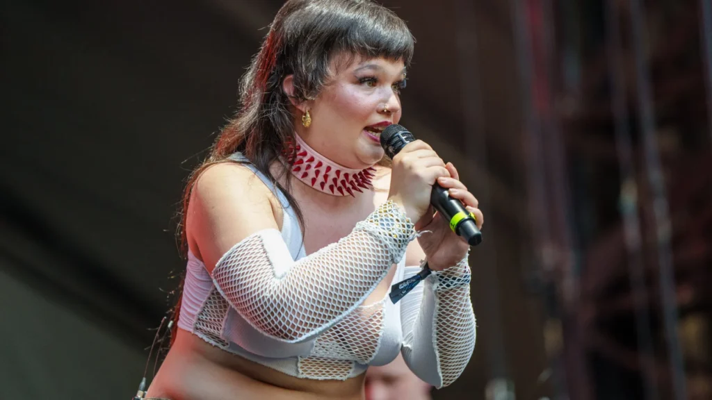 Lola Young, cantora de 'Messy', desmaia durante show e choca fãs; vídeo