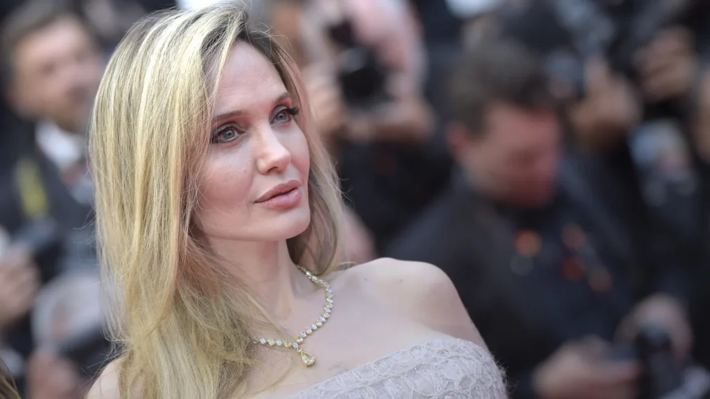 Angelina Jolie relata divórcio 'traumático' de Brad Pitt e fala em dificuldades financeiras