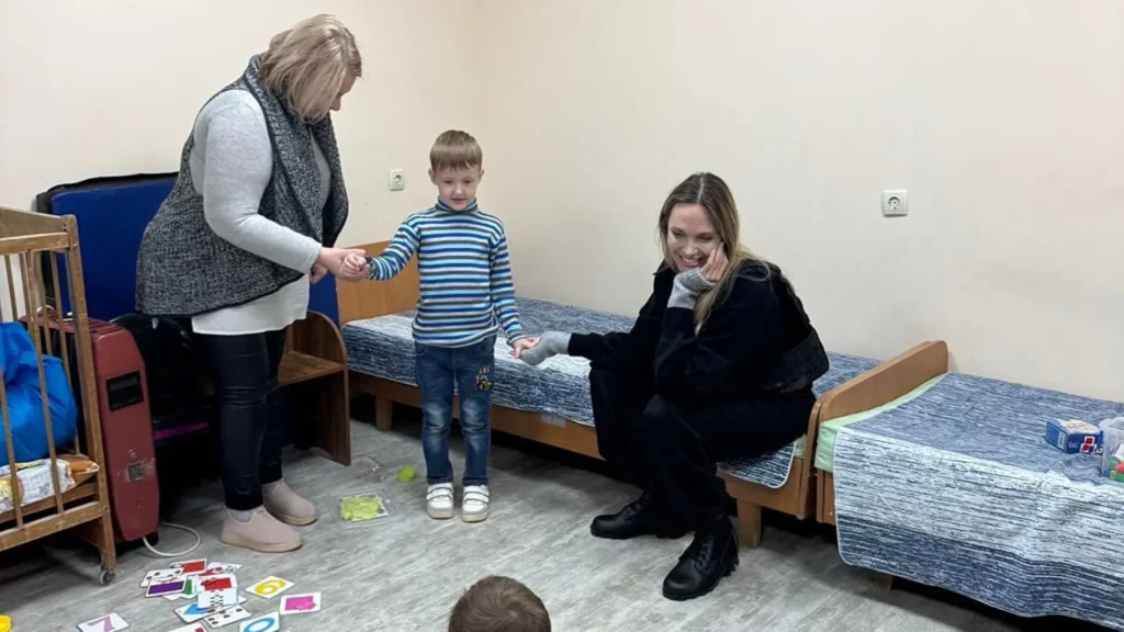 Angelina Jolie na Ucrânia: “A ameaça dos drones era constante” Angelina Jolie na Ucrânia: "A ameaça dos drones era constante"