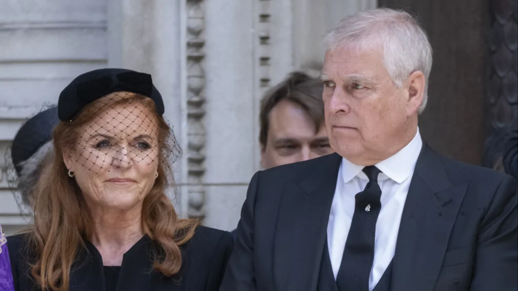 Ex-príncipe Andrew e Sarah Ferguson reaparecem após escândalo sexual Ex-príncipe Andrew e Sarah Ferguson reaparecem após escândalo sexual