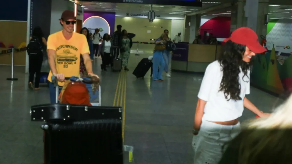 Bruna Marquezine e Shawn Mendes desembarcam juntos no Rio