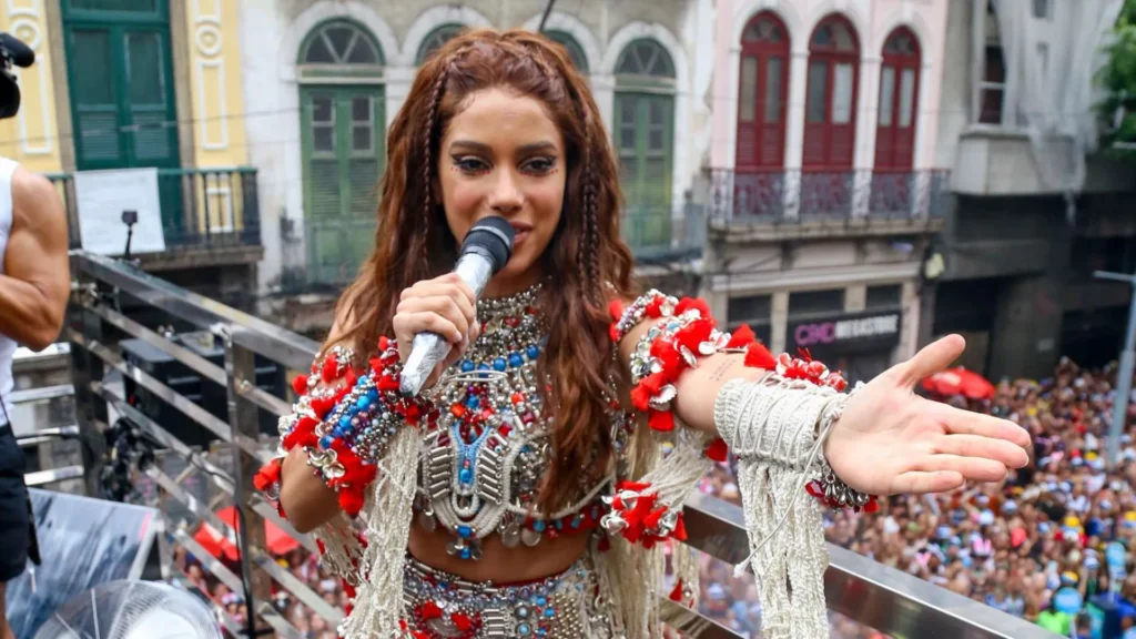 Anitta arrasta multidão para bloco em reta final do Carnaval no Rio Anitta arrasta multidão para bloco em reta final do Carnaval no Rio