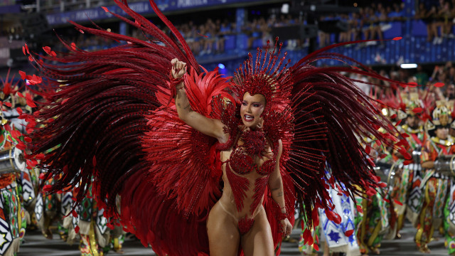 Camarote Rio Praia cancela show de Belo após reclamações por lotação Virginia é citada por júri em justificativa que diminuiu nota da Grande Rio