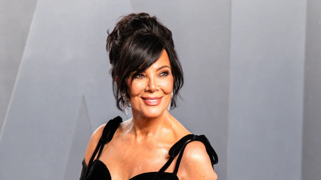 Kris Jenner exibe novo visual após cirurgia de 100 mil dólares Kris Jenner exibe novo visual após cirurgia de 100 mil dólares